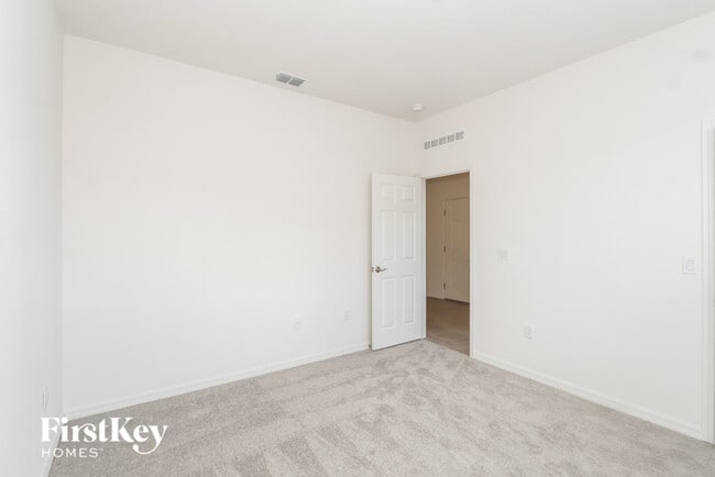 Building Photo - 426 Reina Wy