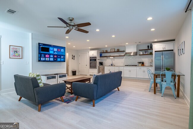 Building Photo - 2617 Caladium Dr NE