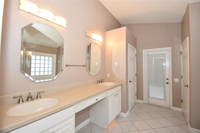 Building Photo - 11 Deerfield Ct