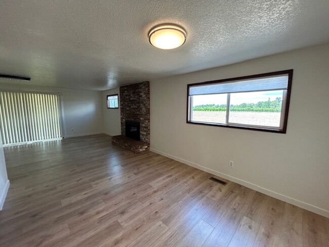 Building Photo - Molalla Country Home