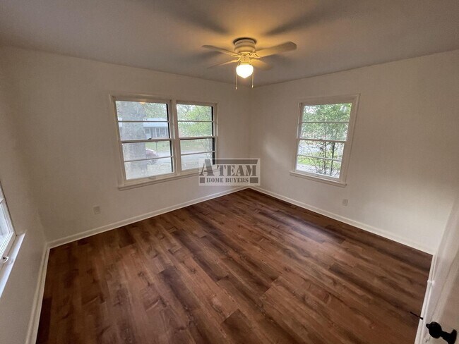Building Photo - Newly updated 3 Bedroom 2 Bath located in ...