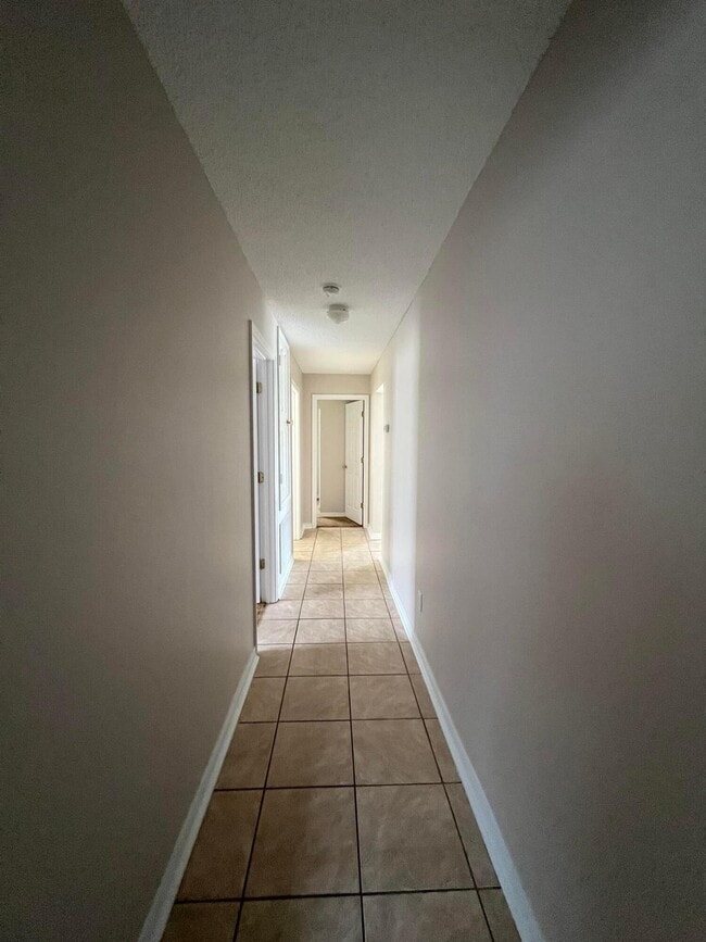 Building Photo - 326 Tislow Dr