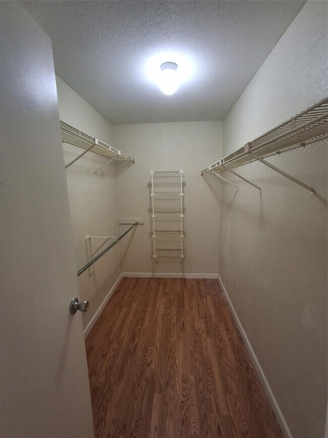Building Photo - 899 Riverside Dr