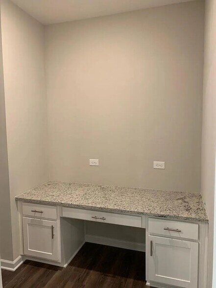 Building Photo - 256 Commons Ave