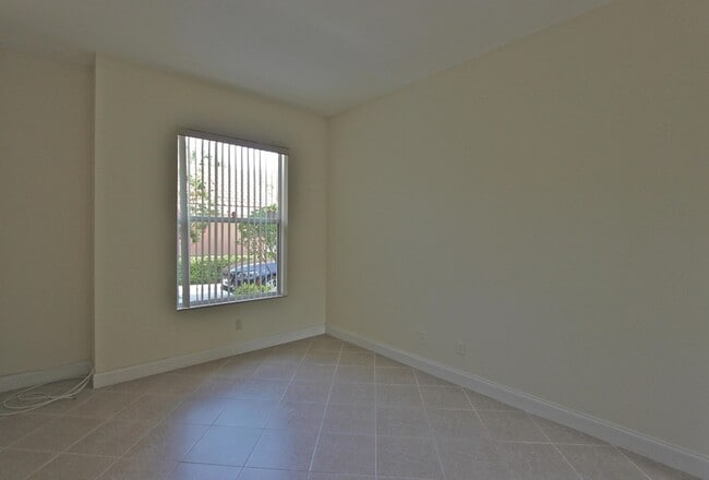 Building Photo - 200 S Hampton Dr