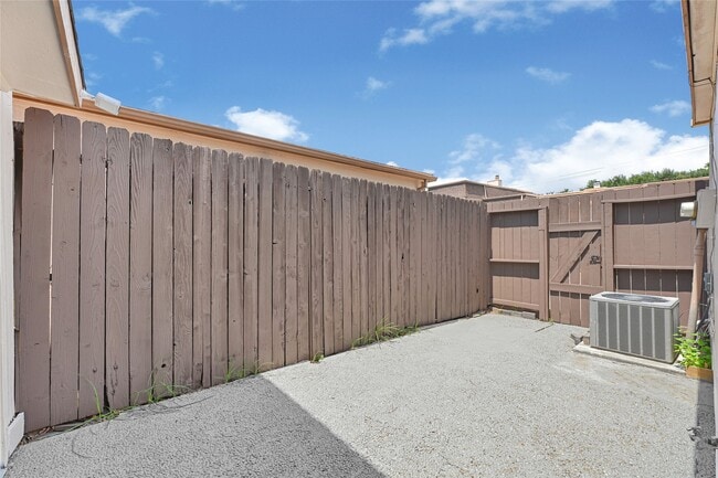 Building Photo - 2803 Camelot Ln