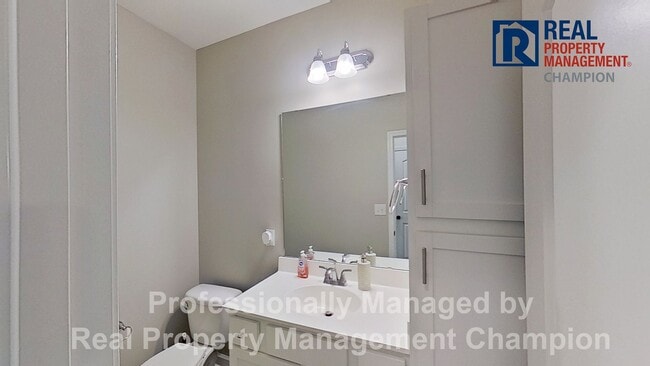 Building Photo - Spacious 3 BD/2.5 BA Home with Office Feat...