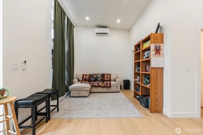 Building Photo - 520 Columbia St