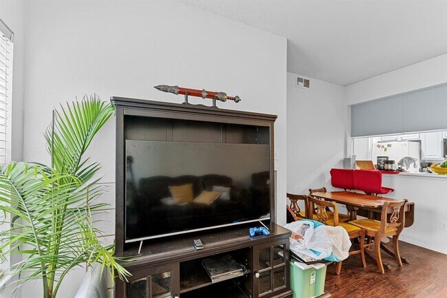 Building Photo - 806 W 24th St