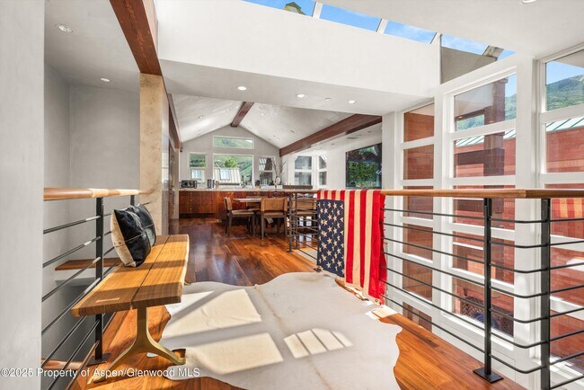 Building Photo - 706 E Hyman Ave