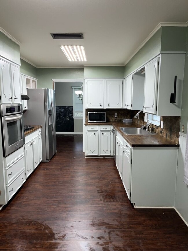 Building Photo - 1030 Manor Pl