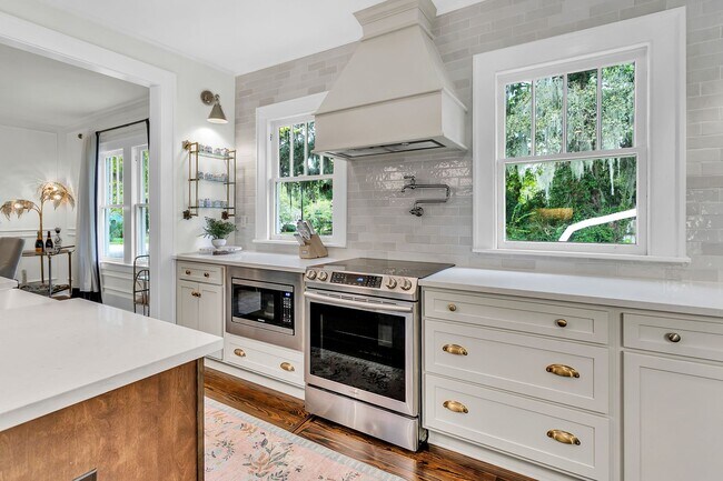 Building Photo - Completely Renovated Charming - 3 bedroom 2 bathroom home - 1108 Bonventure Rd, Savannah GA