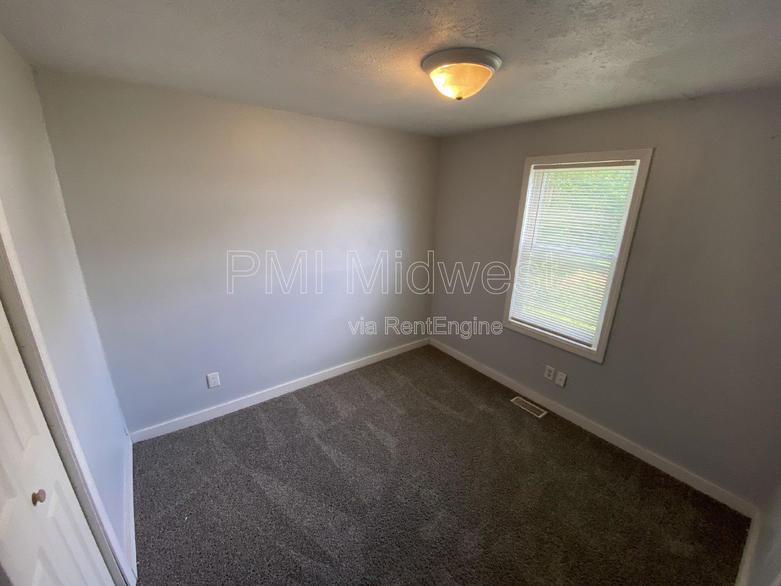 Building Photo - 815 S Calumet St