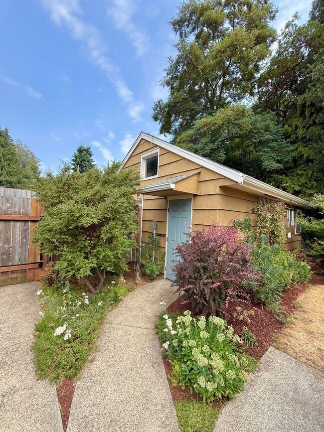 Building Photo - 3 BR West Seattle Home – Cozy and Convenie...