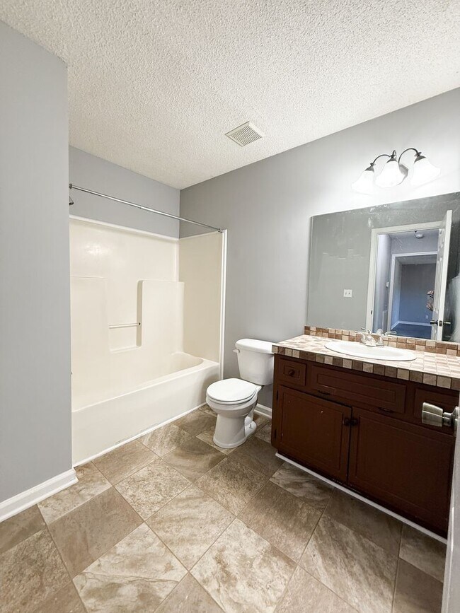 Building Photo - 3 Bedroom 2 Bathroom Home