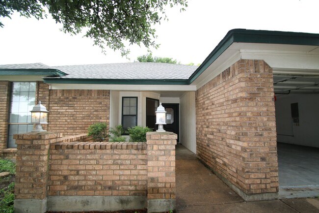 Building Photo - Corner Lot Charmer Off Chapel Creek | 4BR/2BA with Fireplace, Garden Tub & Fenced Backyard