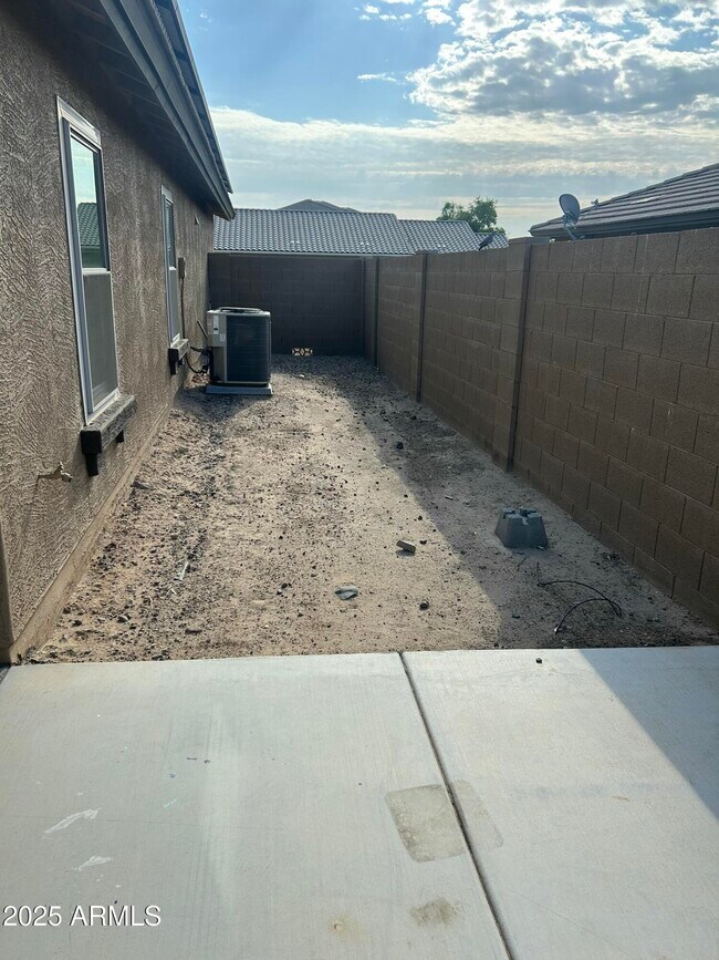 Building Photo - 964 S 166th Ave