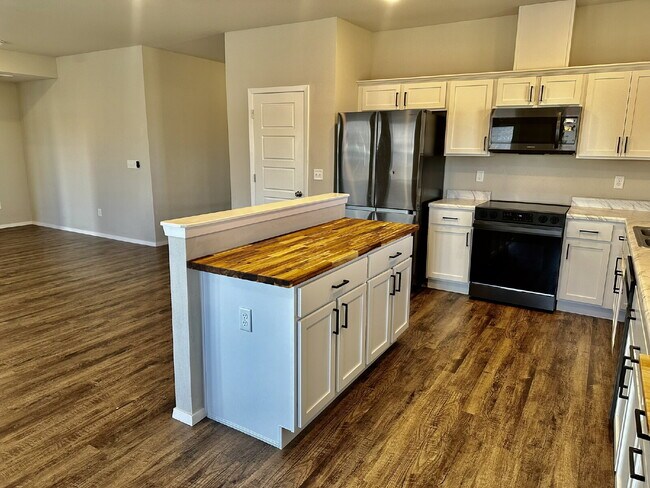 Building Photo - 920 Queen St