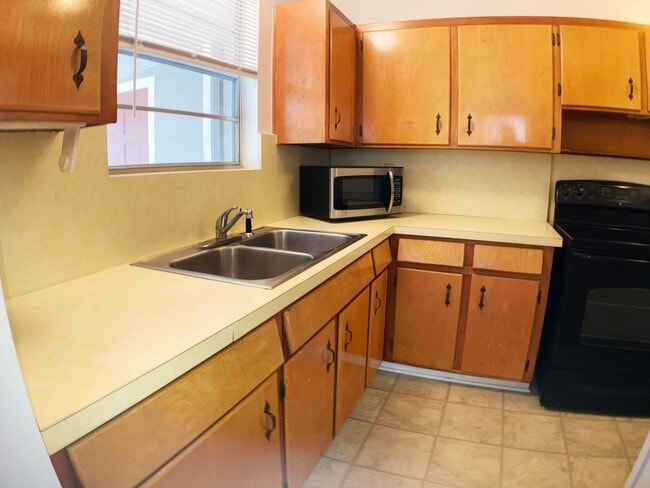 Building Photo - Charming Home in Established Jacksonville Neighborhood