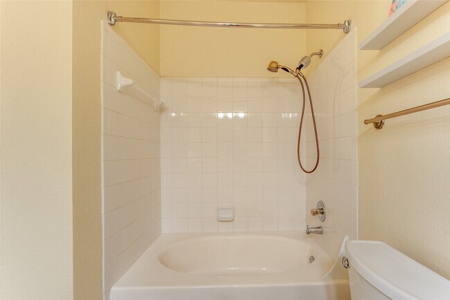Building Photo - 2255 Braeswood Park Dr