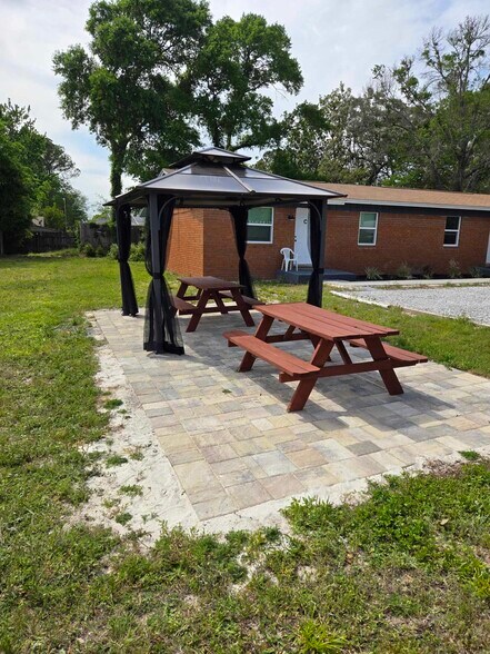 Building Photo - 710 Shady Lane Dr