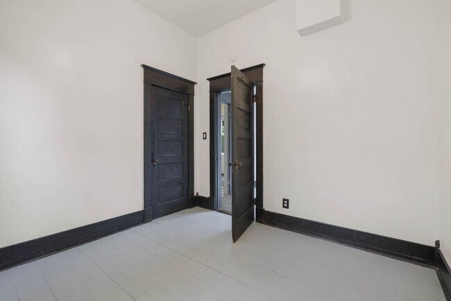 Building Photo - 712 SW 3rd Pl