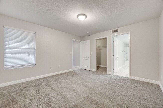 Building Photo - Charming 3 Bedroom Upstairs Condo in a Gat...
