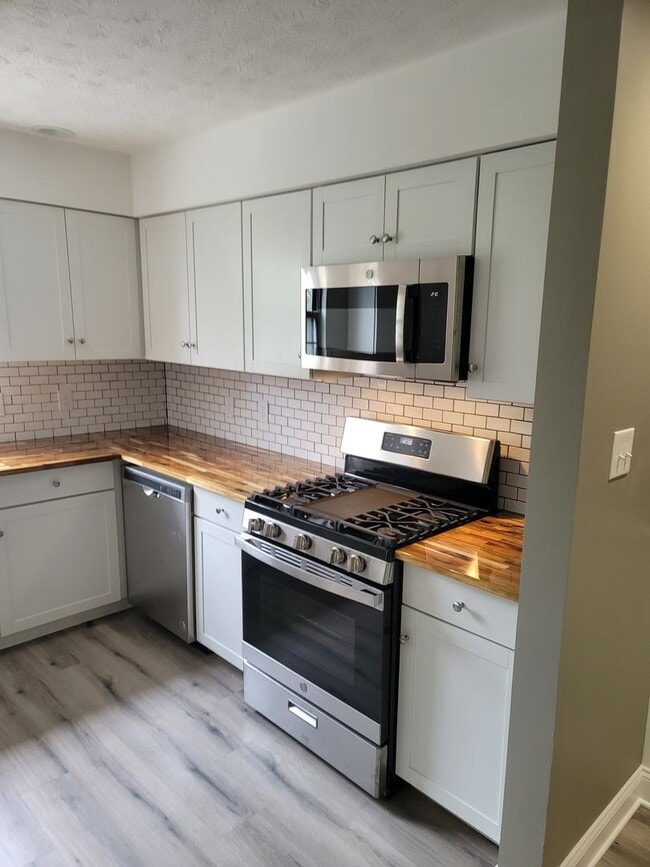 Building Photo - RENOVATED 2 BDRM, 2 BATH UPSTAIRS CONDO.  ...