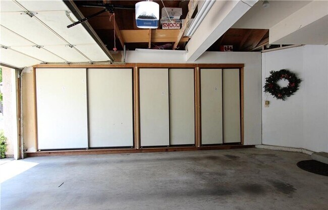 Building Photo - Gorgeous & Open Floor Plan House 4.Bed+3.Bath with Solar System AVAILABLE