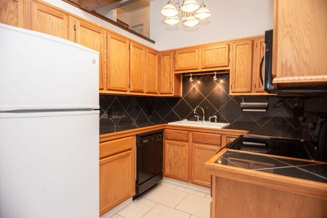 Building Photo - 3208 Spruce Dr