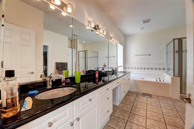 Building Photo - 803 Rosine St