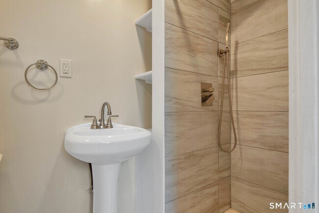 Building Photo - 120 E Main St