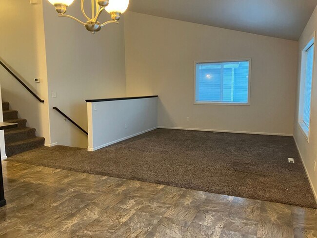 Building Photo - 3 Bed 3 Bath Twin Home