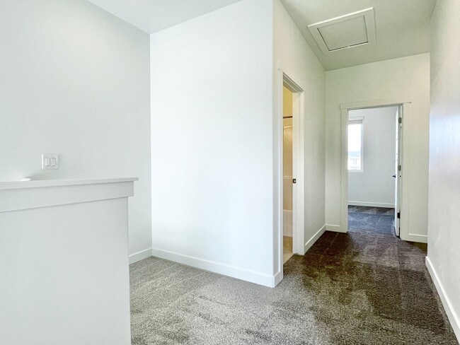 Building Photo - Beautiful Modern Townhome in American Fork!