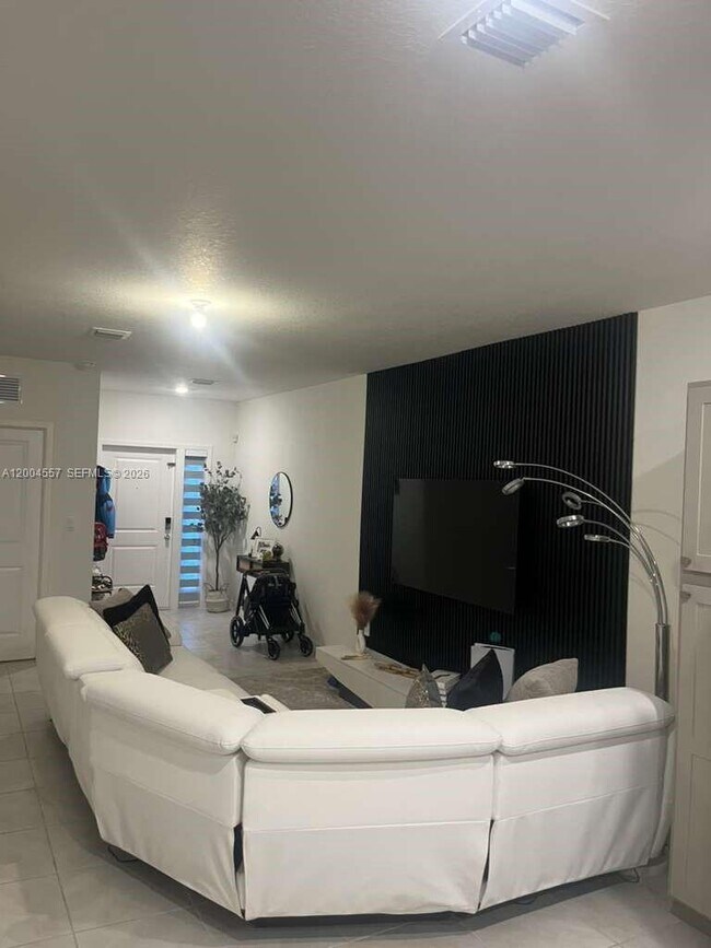 Building Photo - 1431 NE 3rd Ave