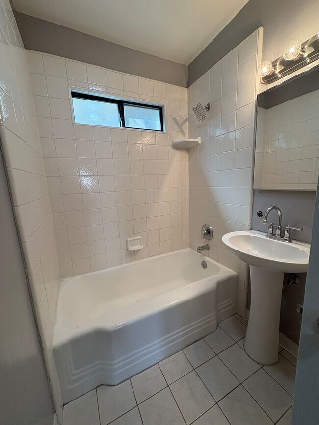 Building Photo - Charming 1 Bed / 1 Bath in Historic Bluff Park – Just One Block from the Beach!