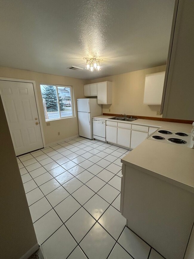 Building Photo - Two Bedroom One Bathroom Duplex For Rent in Bellingham