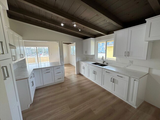 Building Photo - 1145-1149 Montauk Lane