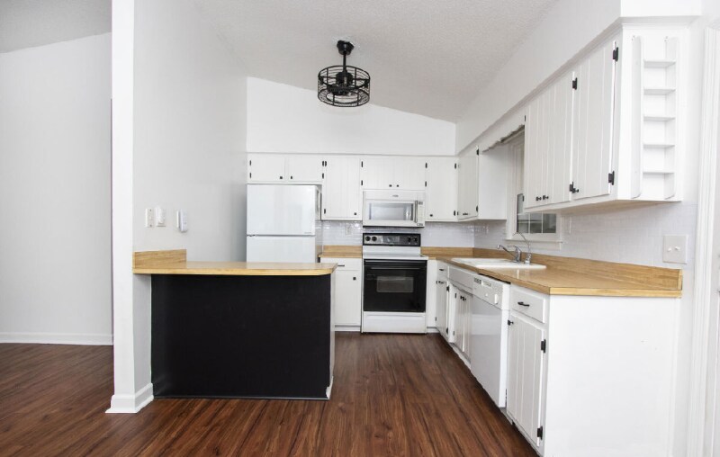 Building Photo - 415 Bradford Dr