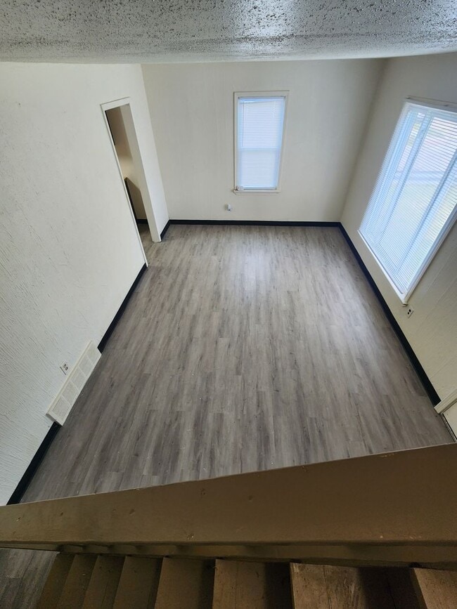 Building Photo - 4 Bedroom Clean House For Rent