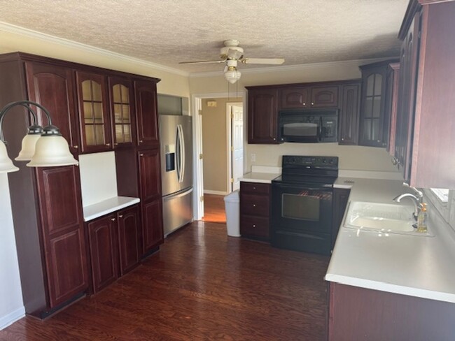 Primary Photo - Nice 4 bedroom, 2 bath home close to WKU S...