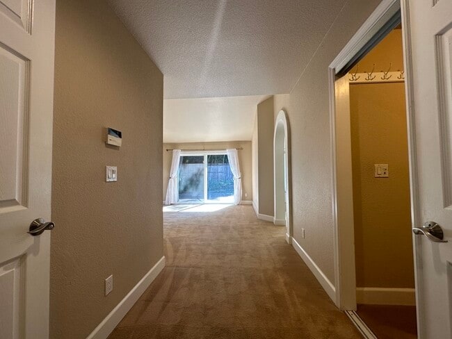 Building Photo - Beautiful 4 Bedroom Single Story For Rent in Gold River!