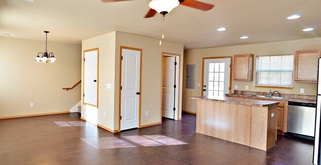 Building Photo - 235 S Rolling Woods Way
