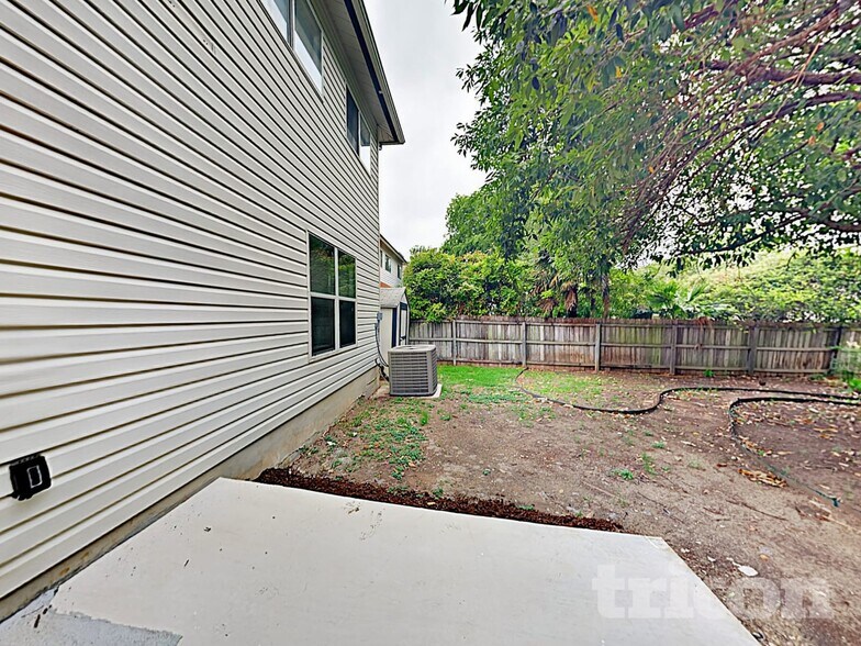 Building Photo - 8055 Chestnut Cedar Dr