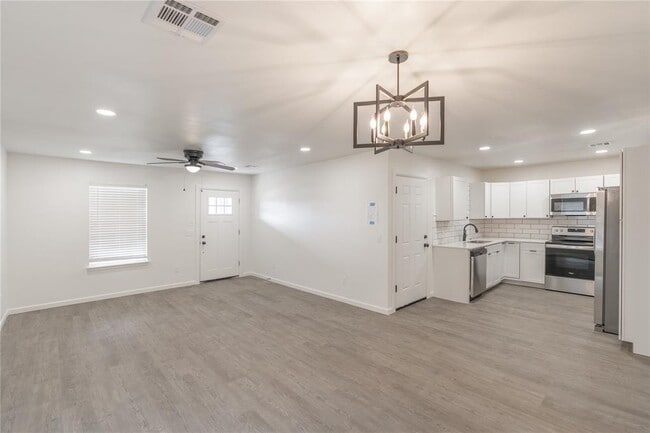 Building Photo - 533 Parkhill Cir