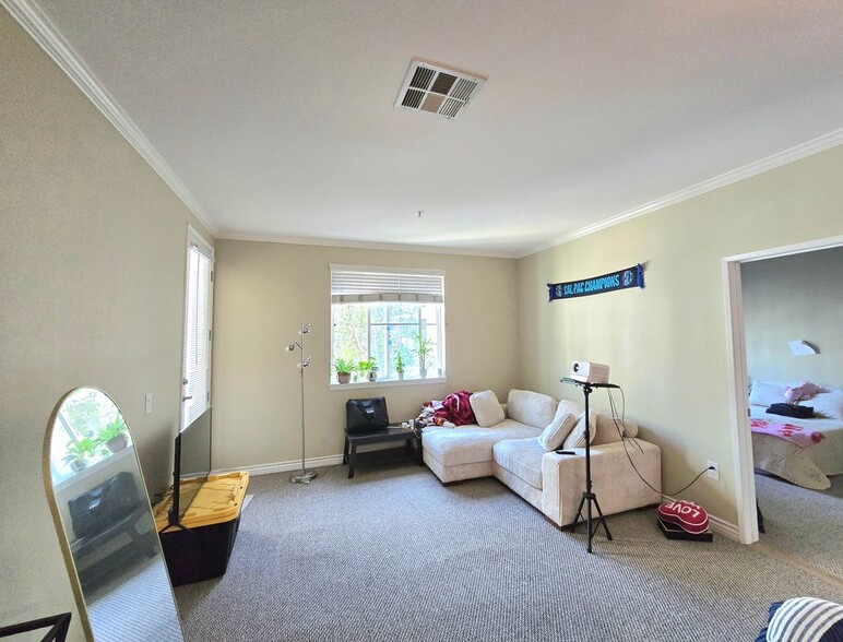 Building Photo - 2225 Scholarship