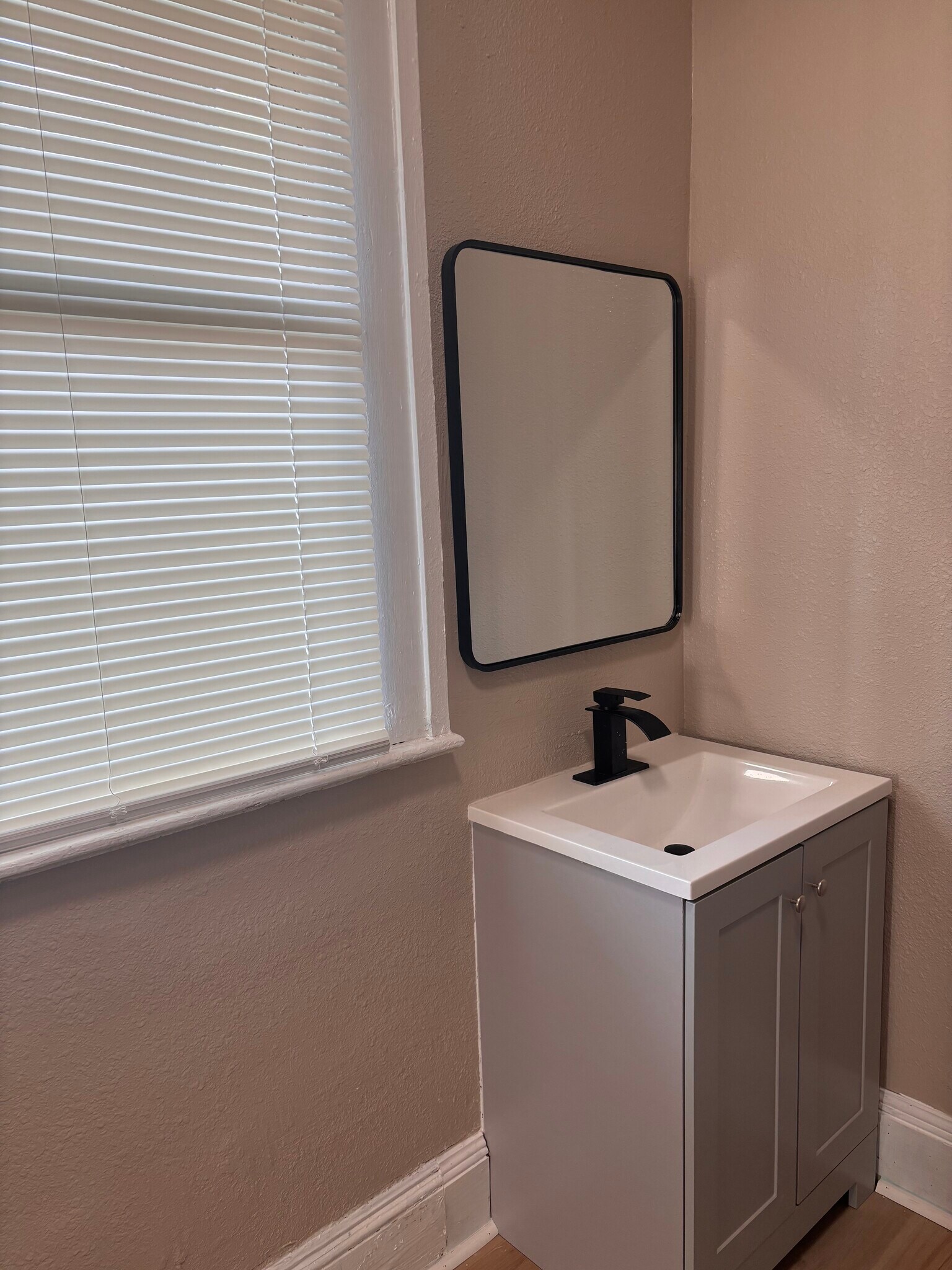 Master Bath - 617 Ivy St