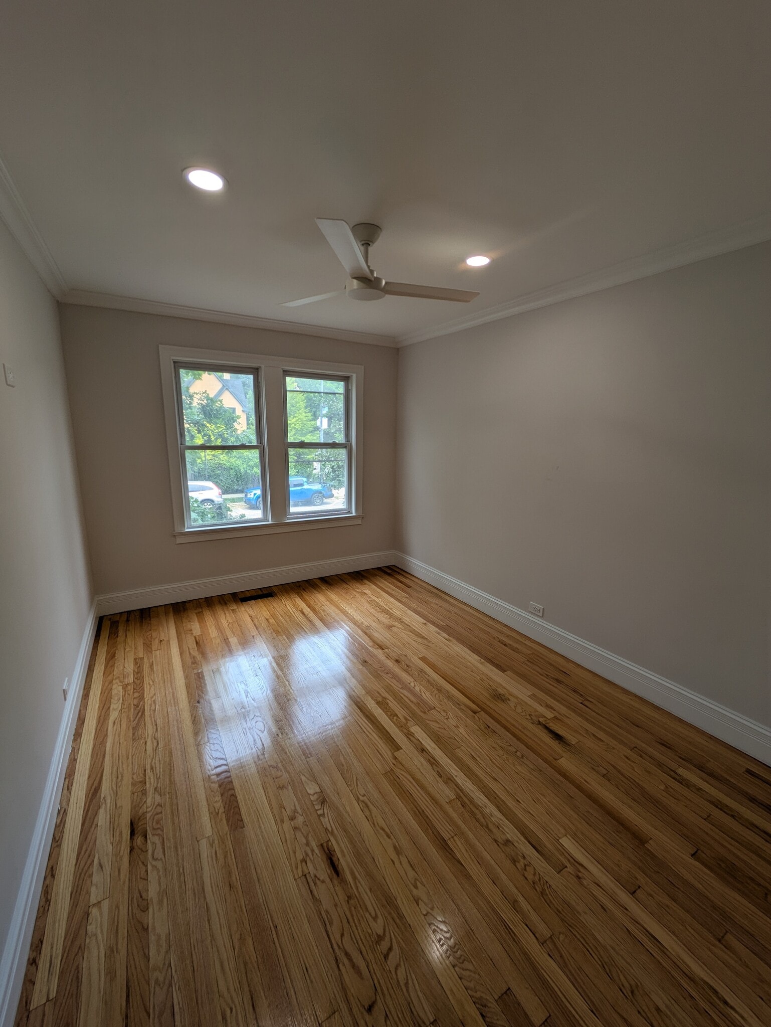 Bed #1 - 2337 W Roscoe St