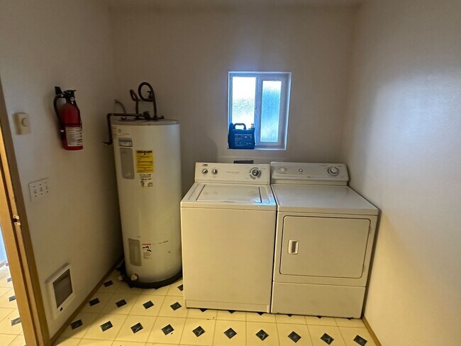 Building Photo - 296 Sussex Ave W