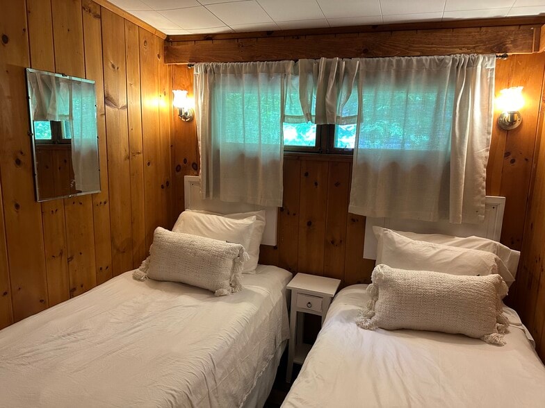 Building Photo - 14 Lake Shore Dr